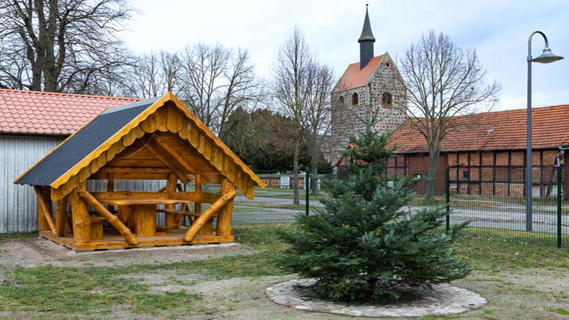 Pavillon und Feuerstelle