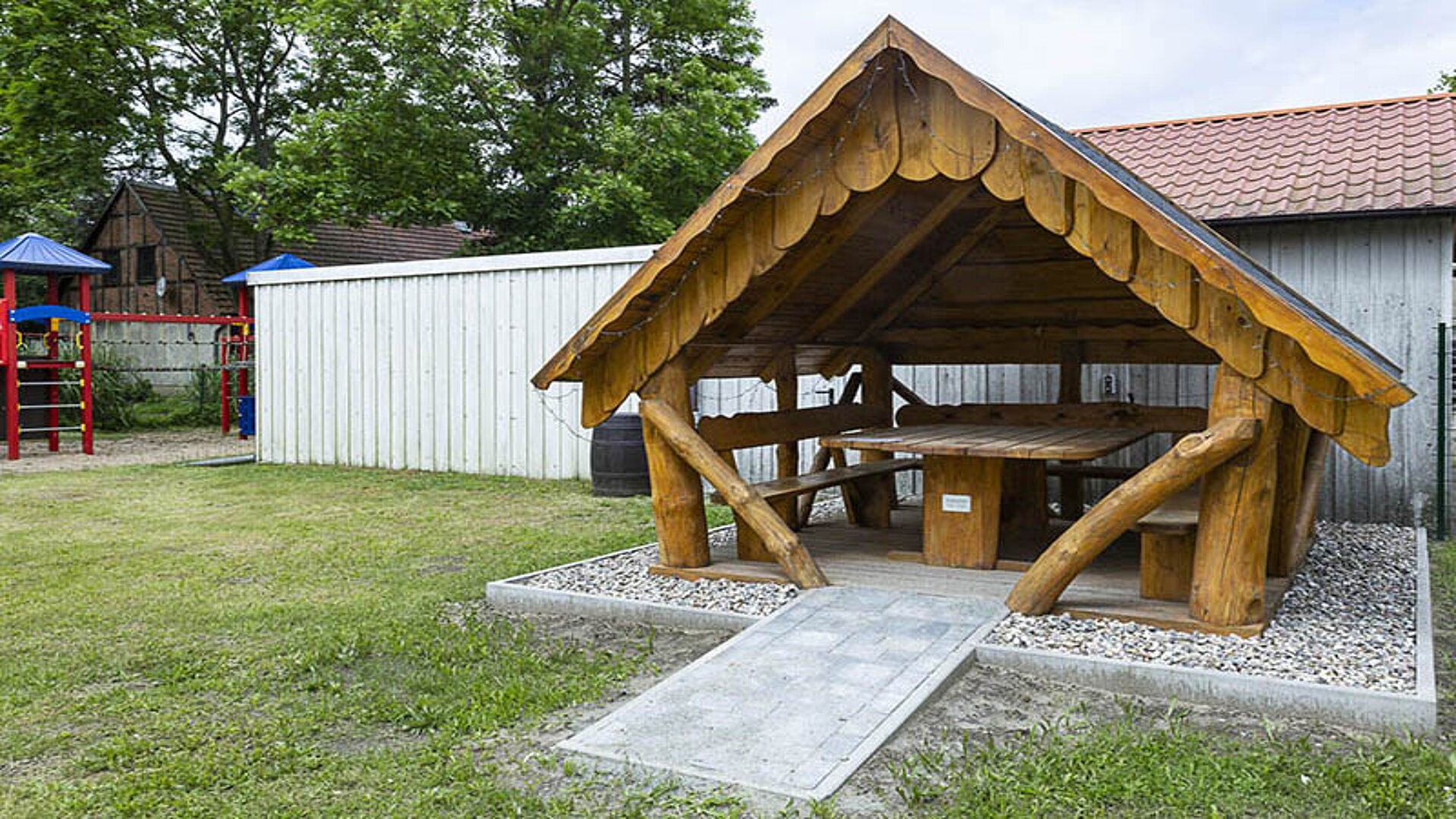Pavillon mit Umrandung