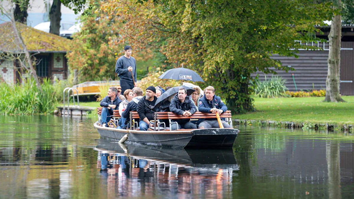 Kahn mit Menschen auf einem Fluss
