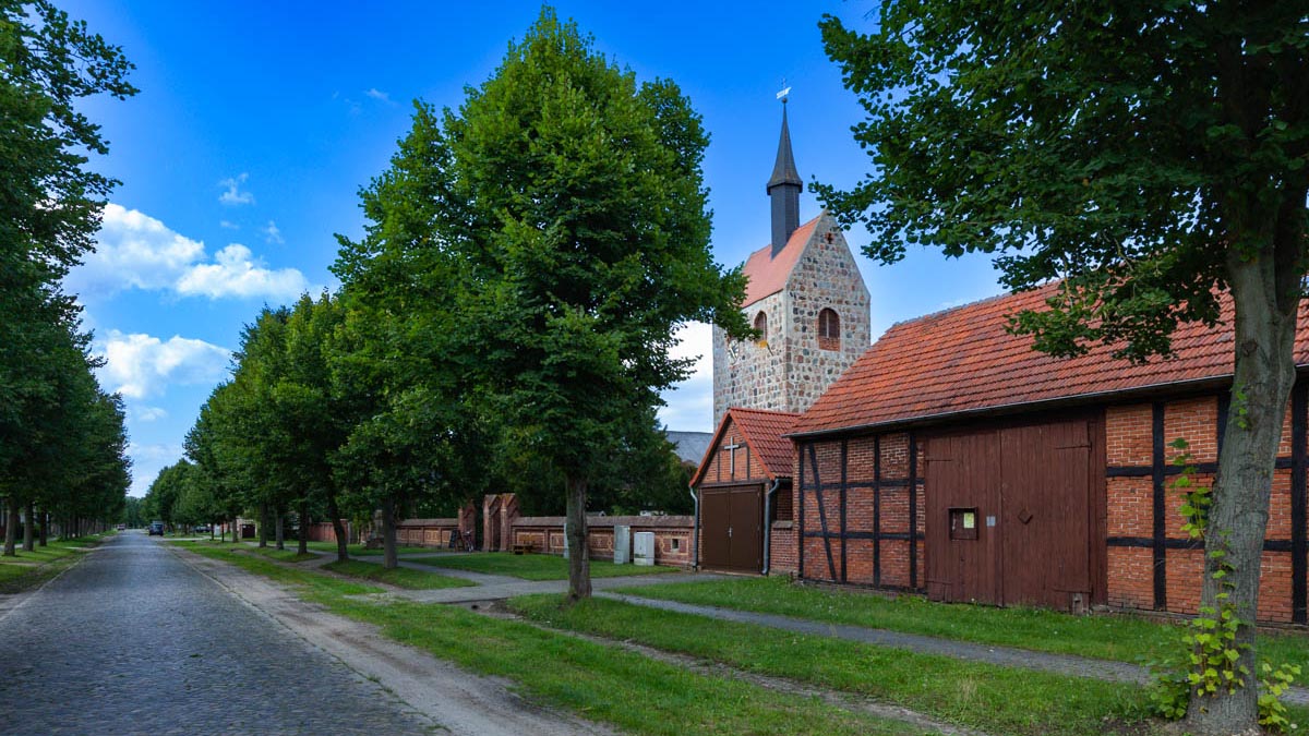 Dorfstraße mit Kirche