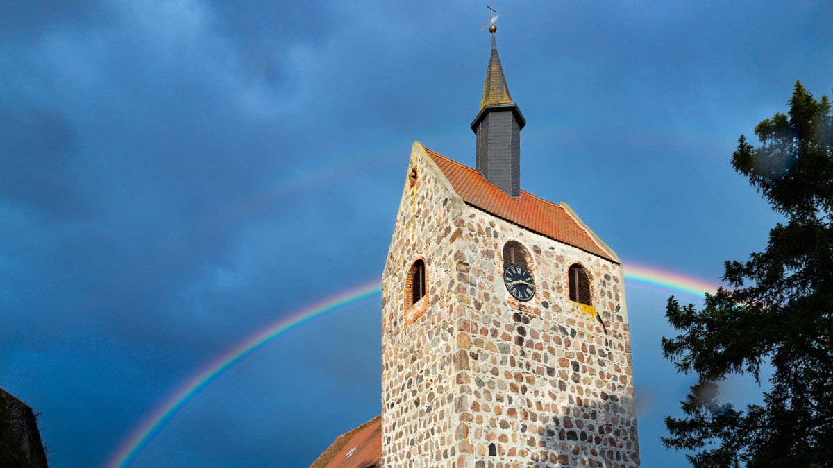 Kirche mit Regenbogen
