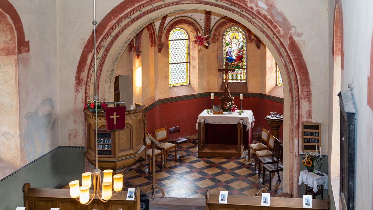 Altar und Kanzel von oben
