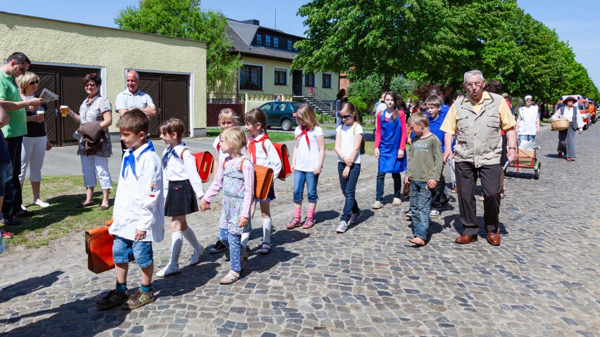 Pioniere im Festumzug 700 Jahre Höwisch
